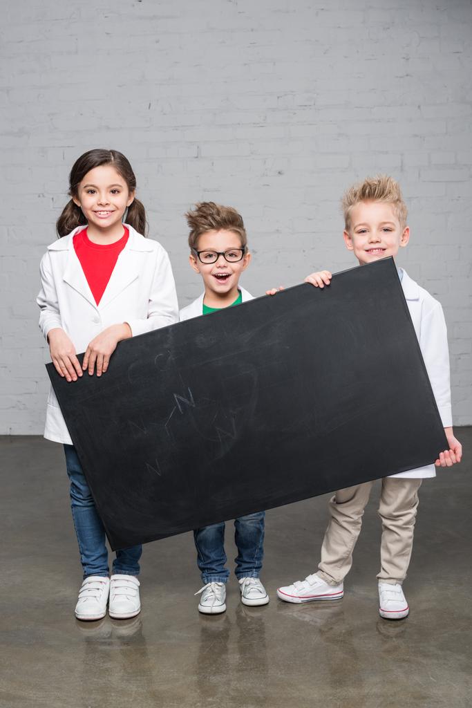 黒板を保持している子供 - 写真・画像