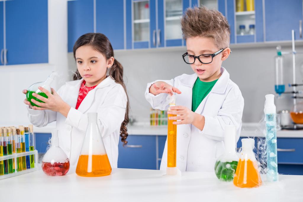 Дети в химической лаборатории
 - Фото, изображение
