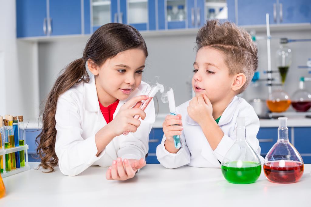 Τα παιδιά σε χημικό εργαστήριο - Φωτογραφία, εικόνα