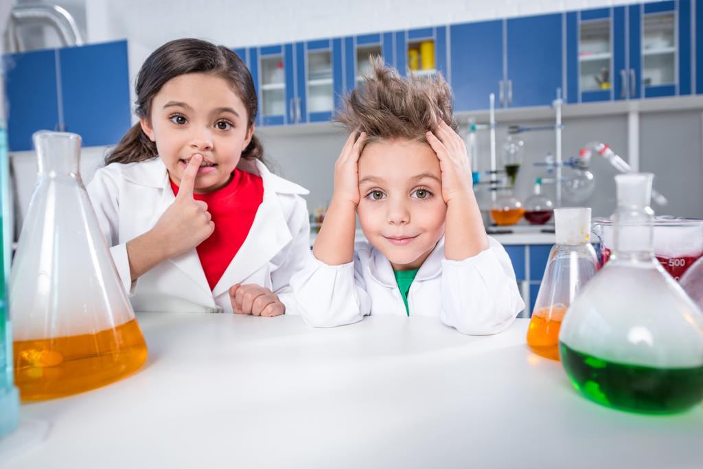 Kémiai laborban gyerekek - Fotó, kép