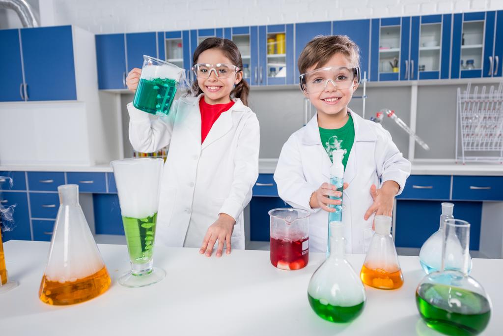 Τα παιδιά σε χημικό εργαστήριο - Φωτογραφία, εικόνα