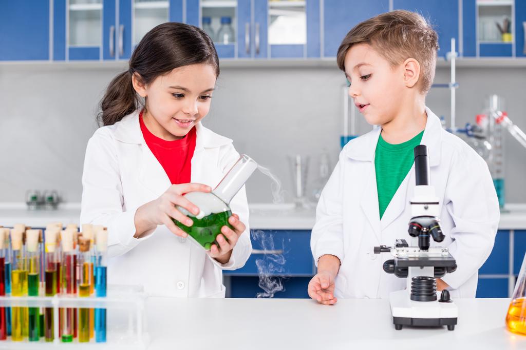 Niños en laboratorio químico
 - Foto, imagen