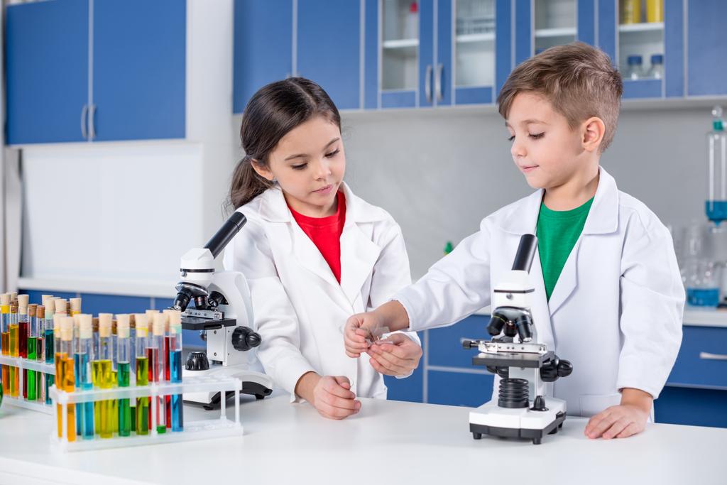 Kinder im Chemielabor - Foto, Bild