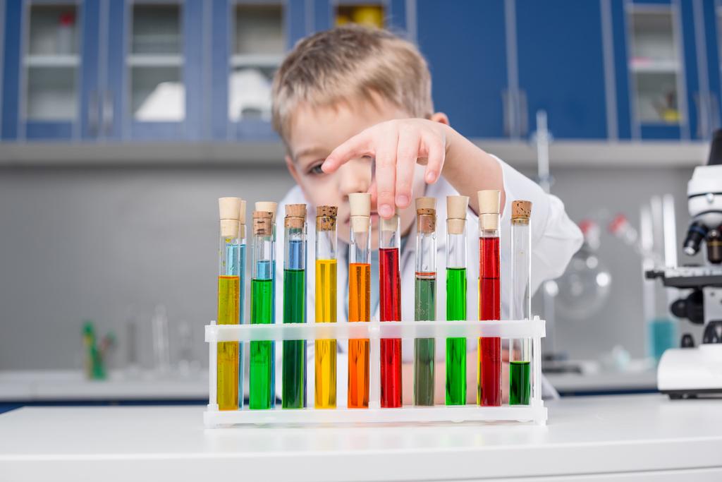 Jongetje in chemisch laboratorium  - Foto, afbeelding