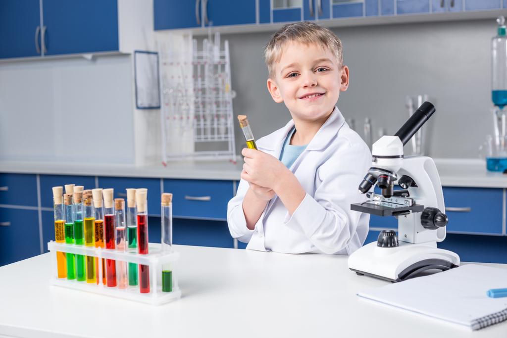 Petit garçon en laboratoire chimique
 - Photo, image