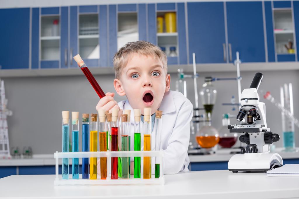 Mały chłopiec w laboratorium chemiczne - Zdjęcie, obraz