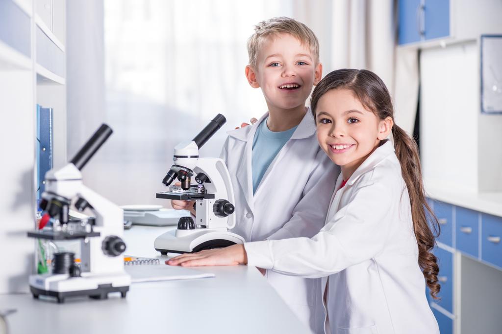 τα παιδιά χρησιμοποιώντας μικροσκόπιο - Φωτογραφία, εικόνα