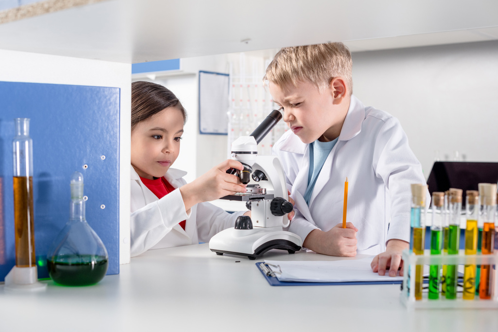 mikroskop kullanarak çocuklar - Fotoğraf, Görsel