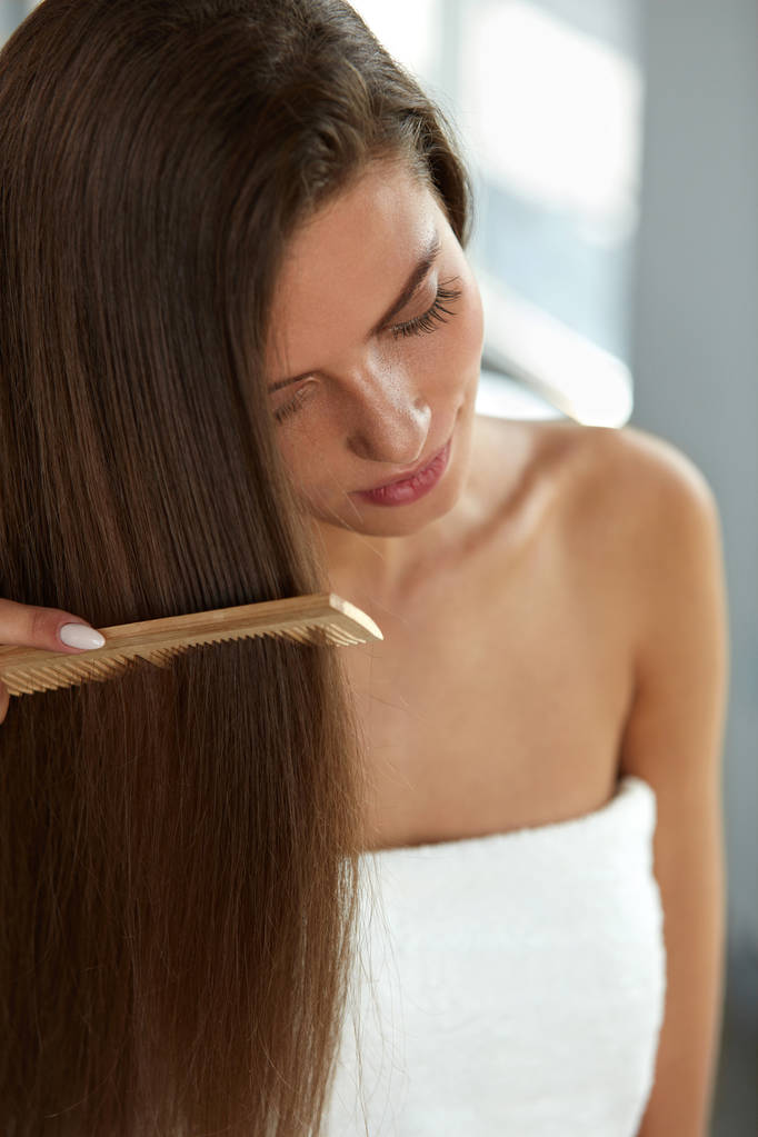 Сексуальна жінка з Haircomb в руці Hairbrushing. Здоров'я волосся - Фото, зображення