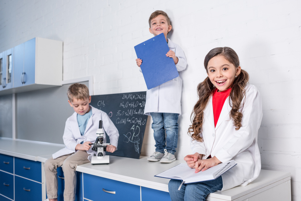 Kinderen in chemisch laboratorium - Foto, afbeelding