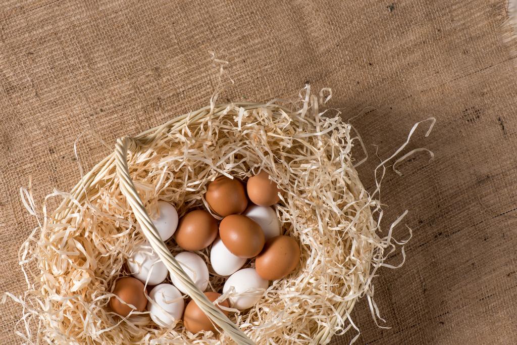 Huevos de pollo en cesta
 - Foto, imagen