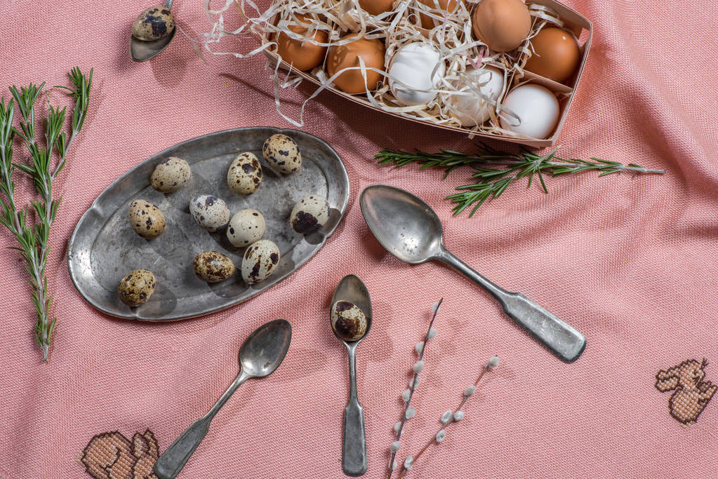 Yumurta ve eski çatal bıçak takımı  - Fotoğraf, Görsel