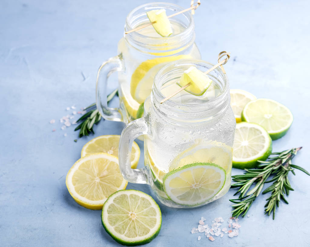 Lemoniadę z cytryny i limonki Lemomade z rozmarynem i soli - Zdjęcie, obraz
