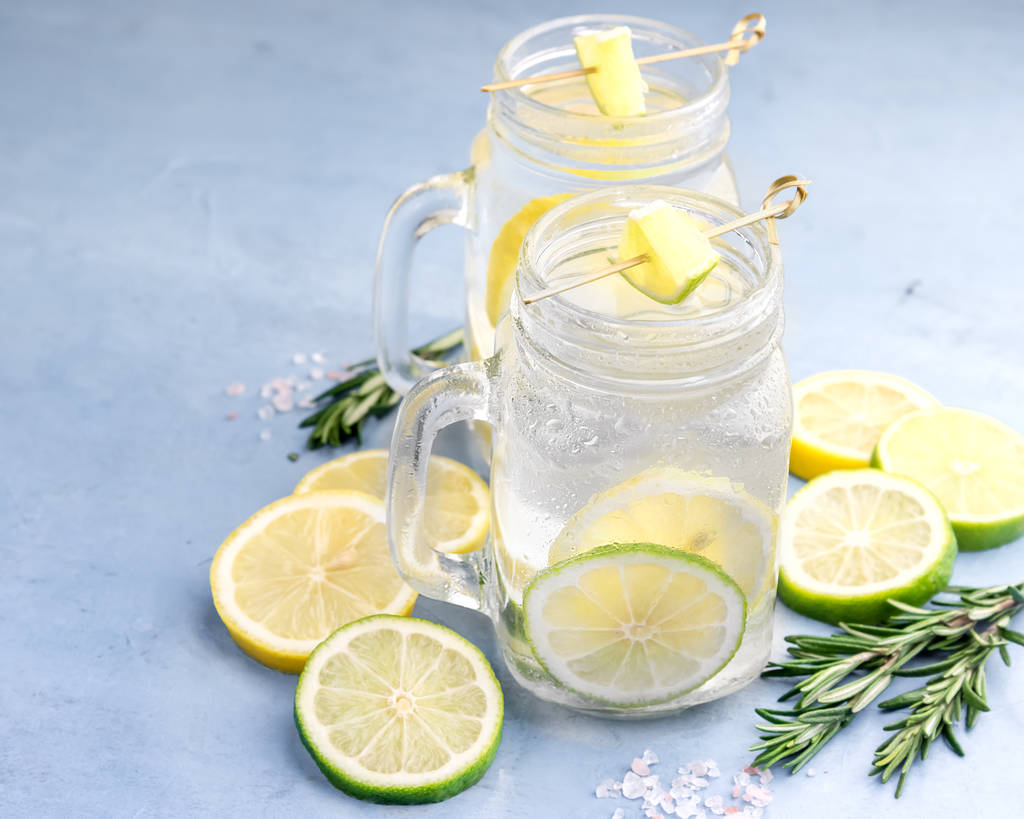 Лимонад со свежим лимоном и лимонад с розмарином и солью
 - Фото, изображение