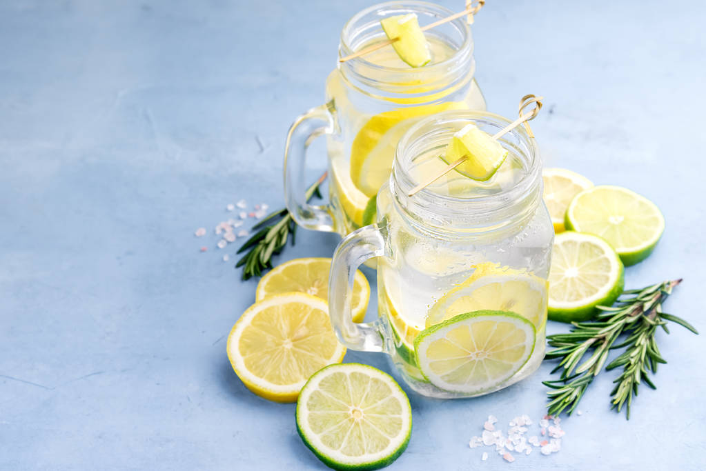 Limonada con limón fresco y lima Limonada con romero y sal
 - Foto, Imagen