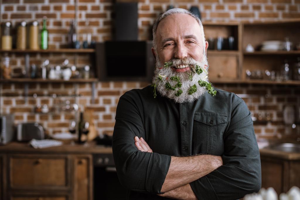 Senior férfi szakáll zöldek - Fotó, kép