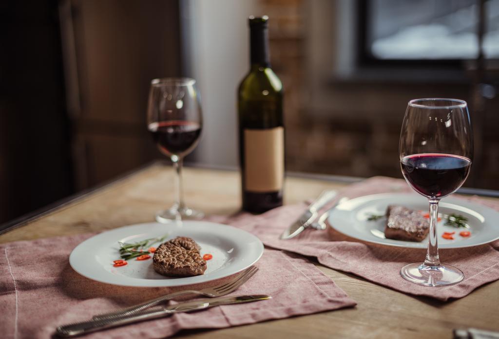 Красное вино и стейки
 - Фото, изображение