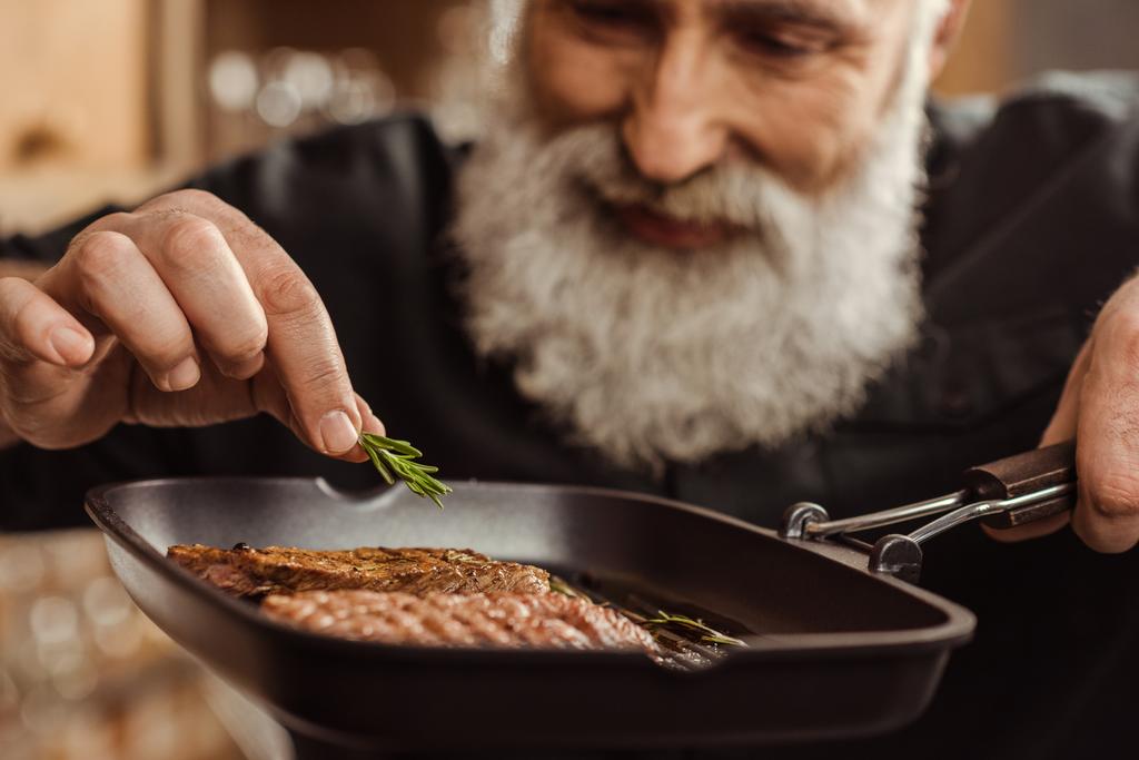 Homme cuisine des steaks
 - Photo, image
