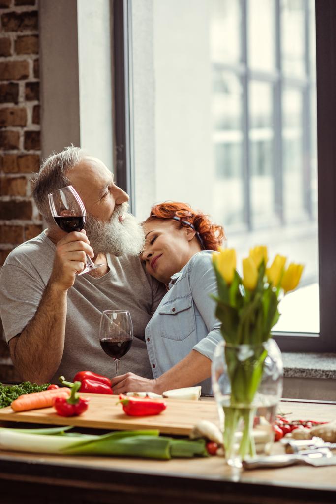 ώριμο ζευγάρι με κρασί - Φωτογραφία, εικόνα