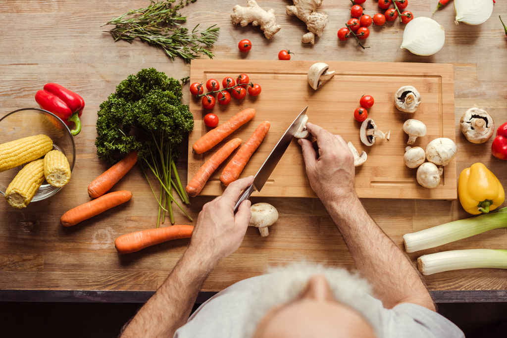 Mies valmistaa vegaanista ruokaa
 - Valokuva, kuva