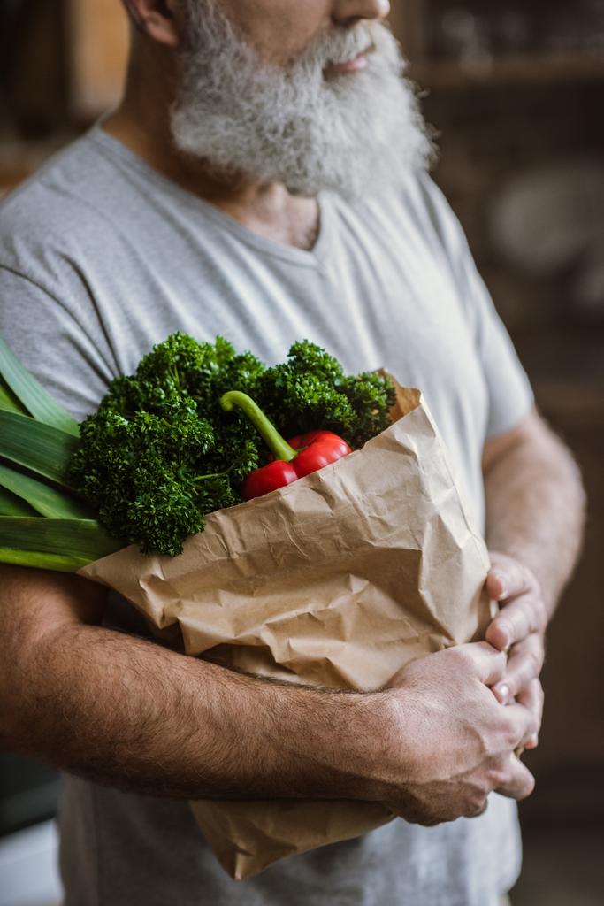 muž s čerstvou zeleninou - Fotografie, Obrázek
