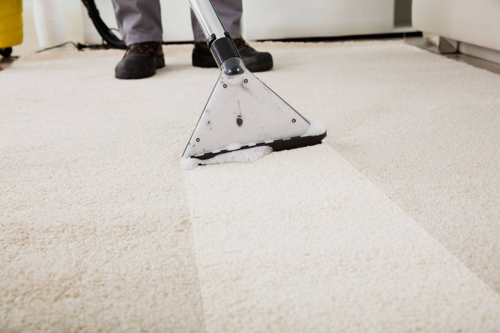 Persoon schoonmaken tapijt - Foto, afbeelding