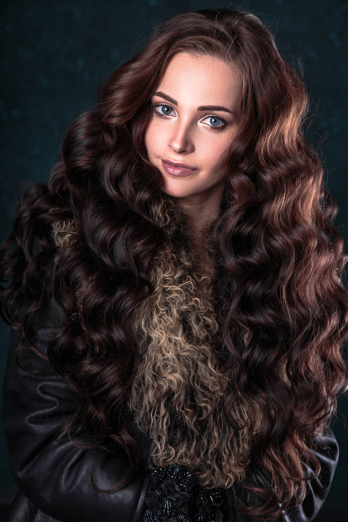 Młoda brunetka kobieta z doskonały naturalny makijaż i włosy styl noszenia futer. moda uroda portret - Zdjęcie, obraz