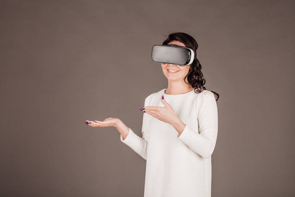 hembra con gafas de realidad virtual
  - Foto, Imagen