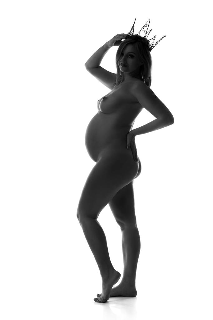 Красивая обнажённая беременная женщина на белом фоне, концепция беременности обнажённой
 - Фото, изображение