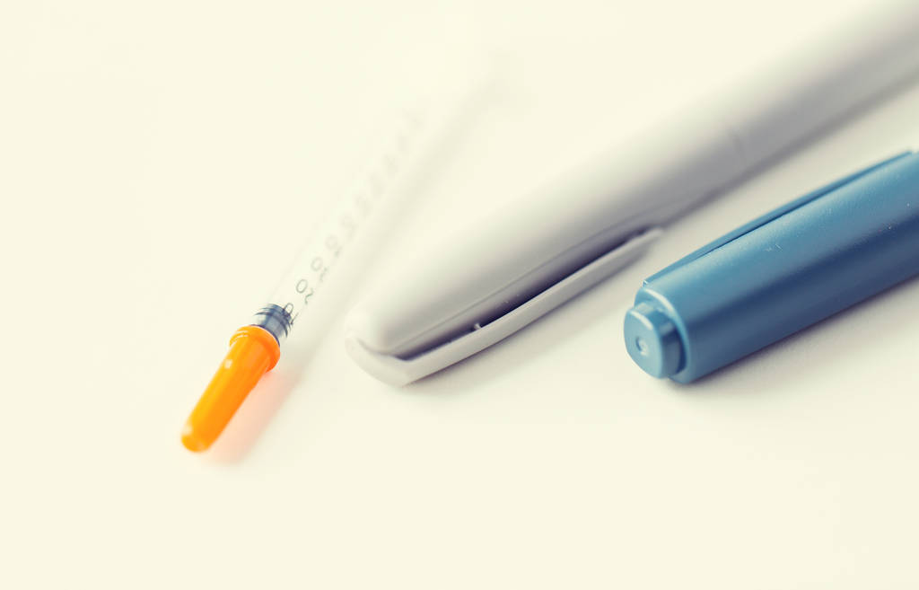 lähikuva kynästä ja insuliiniruiskusta
 - Valokuva, kuva