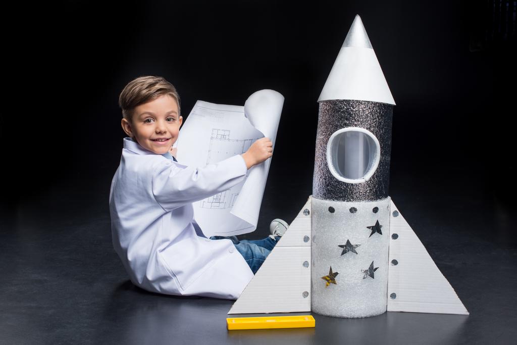Niño con cohete
 - Foto, Imagen