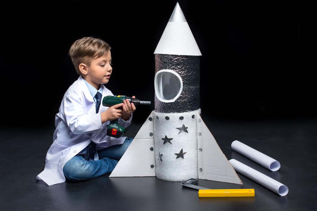 Маленький хлопчик з ракетою
 - Фото, зображення