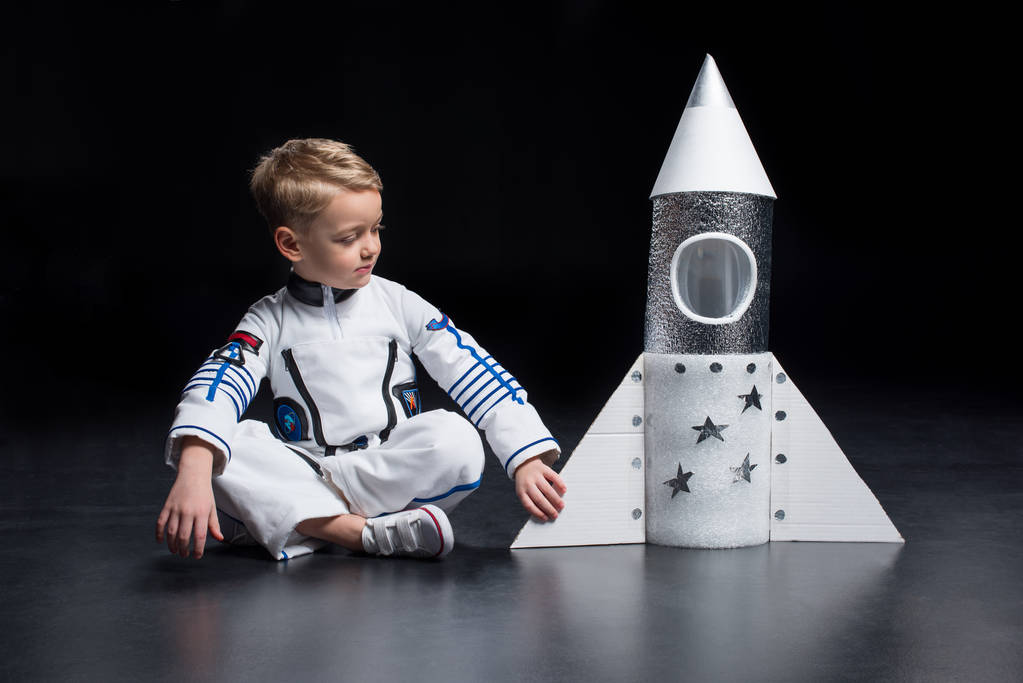 Niño disfrazado de astronauta
 - Foto, imagen