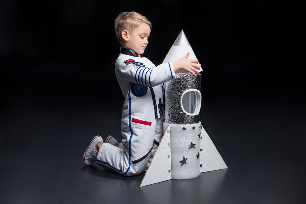 宇宙飛行士の衣装を着て少年 - 写真・画像