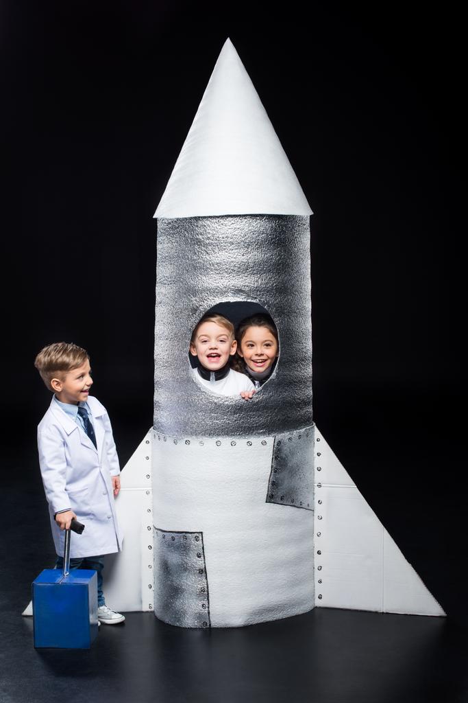 Bambini che giocano agli astronauti
 - Foto, immagini
