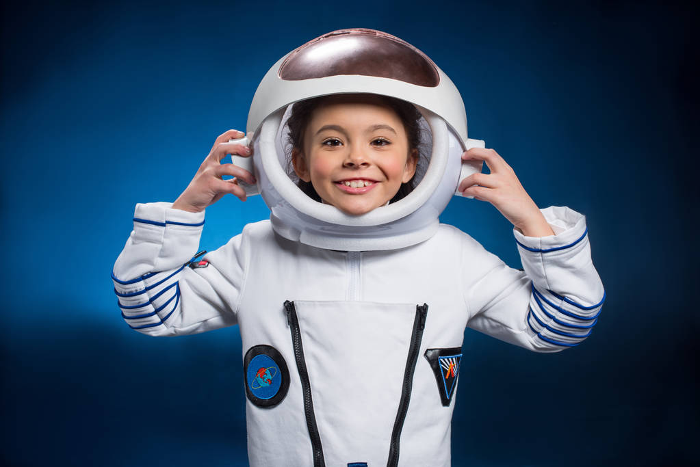 Klein meisje in ruimtepak - Foto, afbeelding