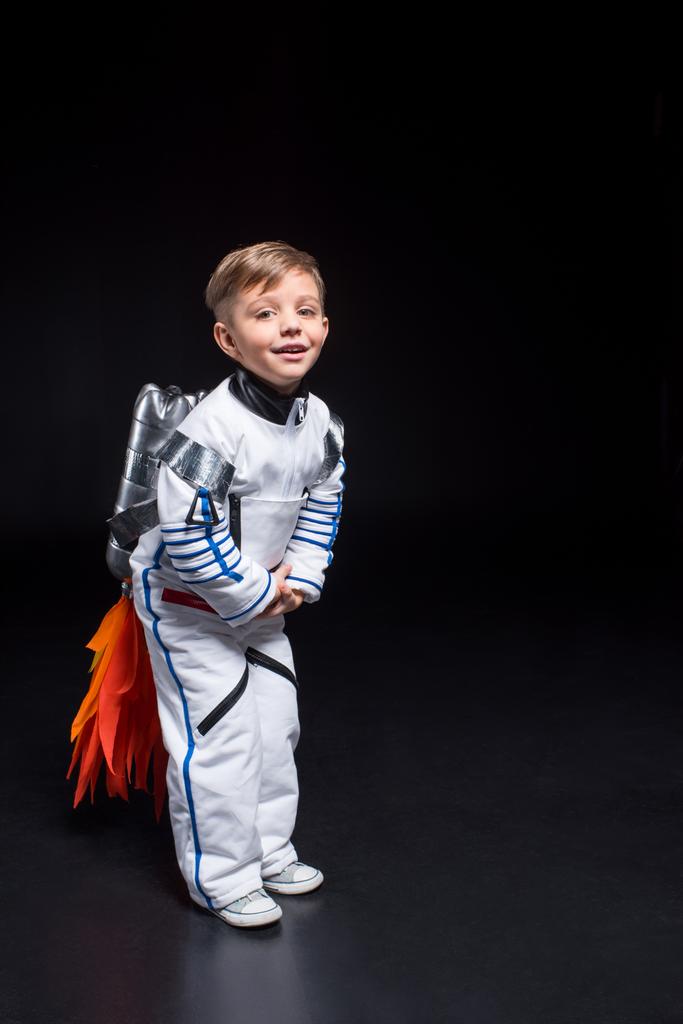 jongen in astronaut kostuum - Foto, afbeelding
