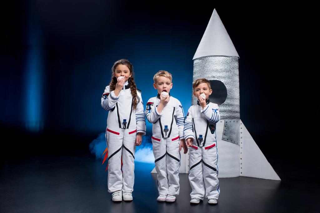 Niños en trajes de astronauta
  - Foto, Imagen