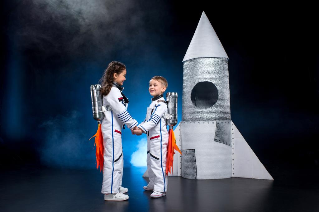 Діти грають космонавтів
 - Фото, зображення