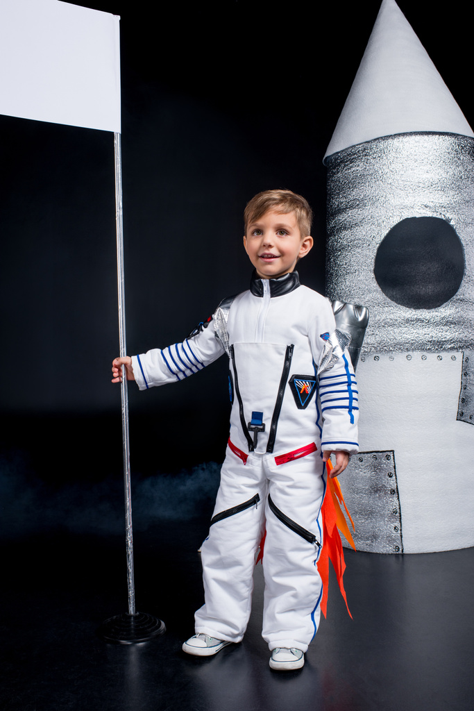 Niño disfrazado de astronauta
 - Foto, imagen