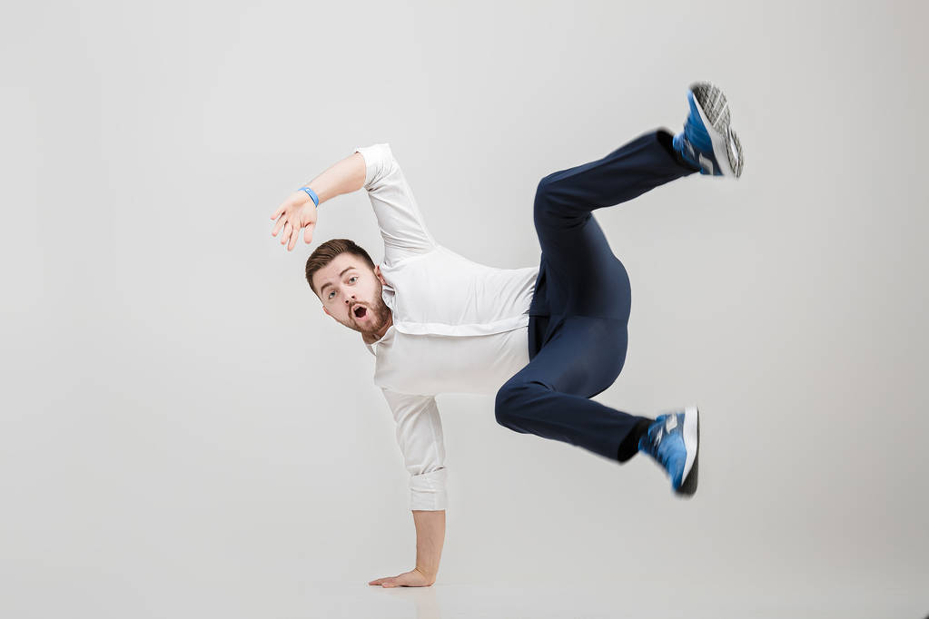junger glücklicher Geschäftsmann mit Bart im Hemd Breakdance auf gre - Foto, Bild