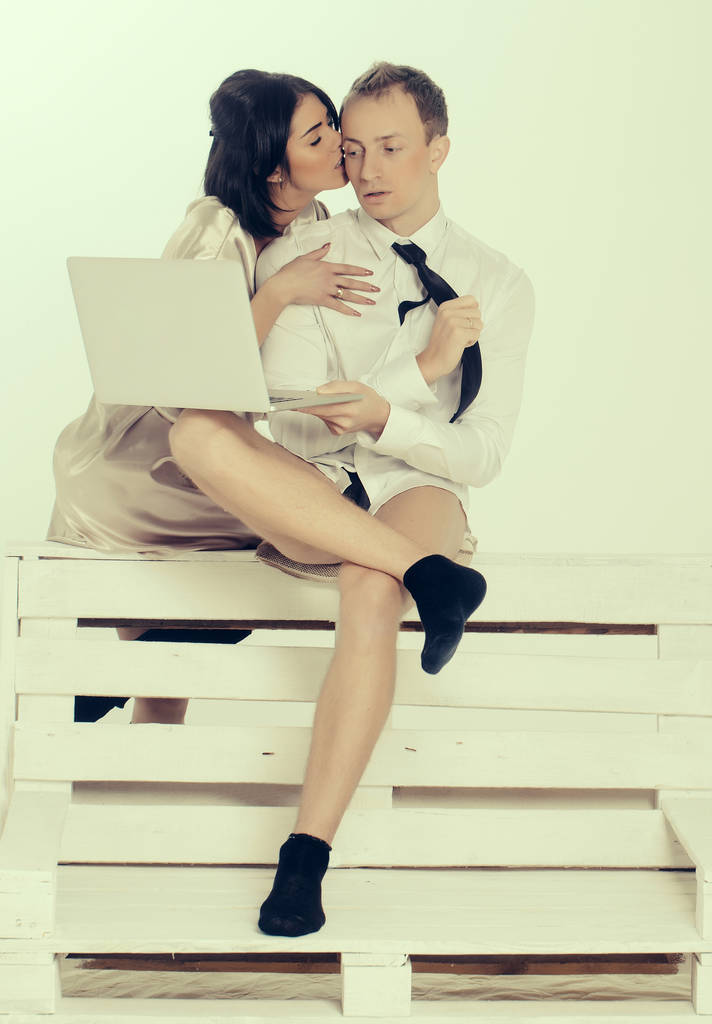 zakenman en -vrouw met laptop - Foto, afbeelding