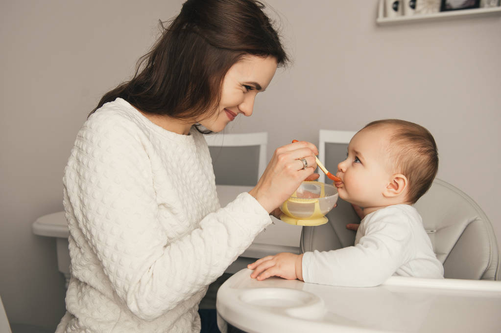 Mãe alimentando seu bebê menina
  - Foto, Imagem