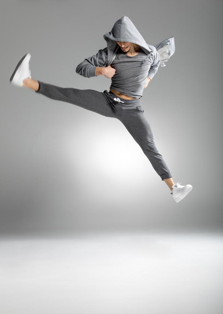 fiatal férfi táncol  - Fotó, kép