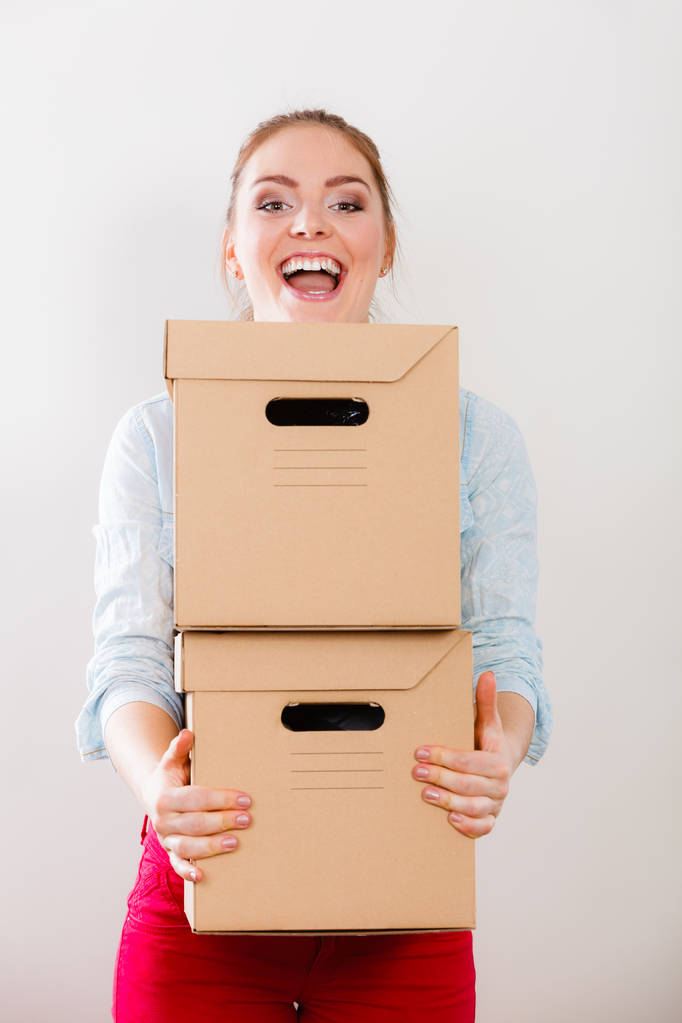 Счастливая женщина переезжает в дом с коробками
. - Фото, изображение
