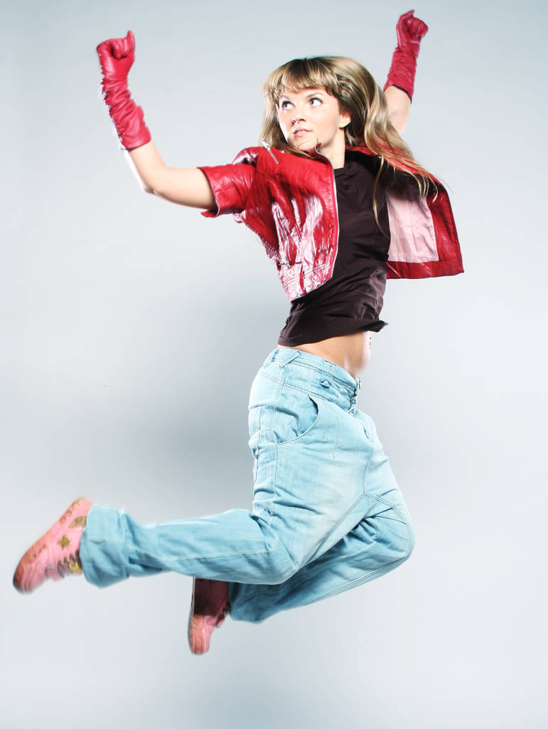 Bailarina posando sobre fondo de estudio
 - Foto, Imagen