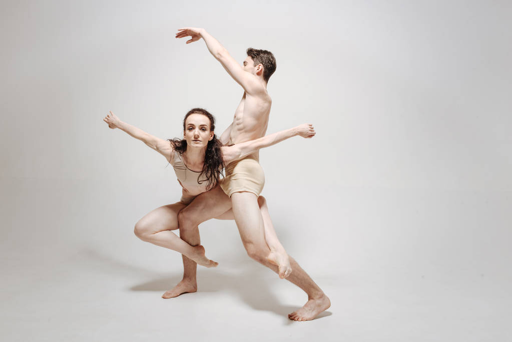 Jóvenes bailarines invasivos realizando
 - Foto, Imagen