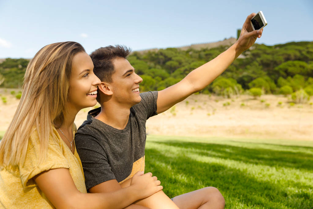 Couple faisant selfie - Photo, image