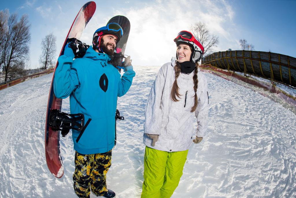 Hombre y mujer con tablas de snowboard
 - Foto, Imagen