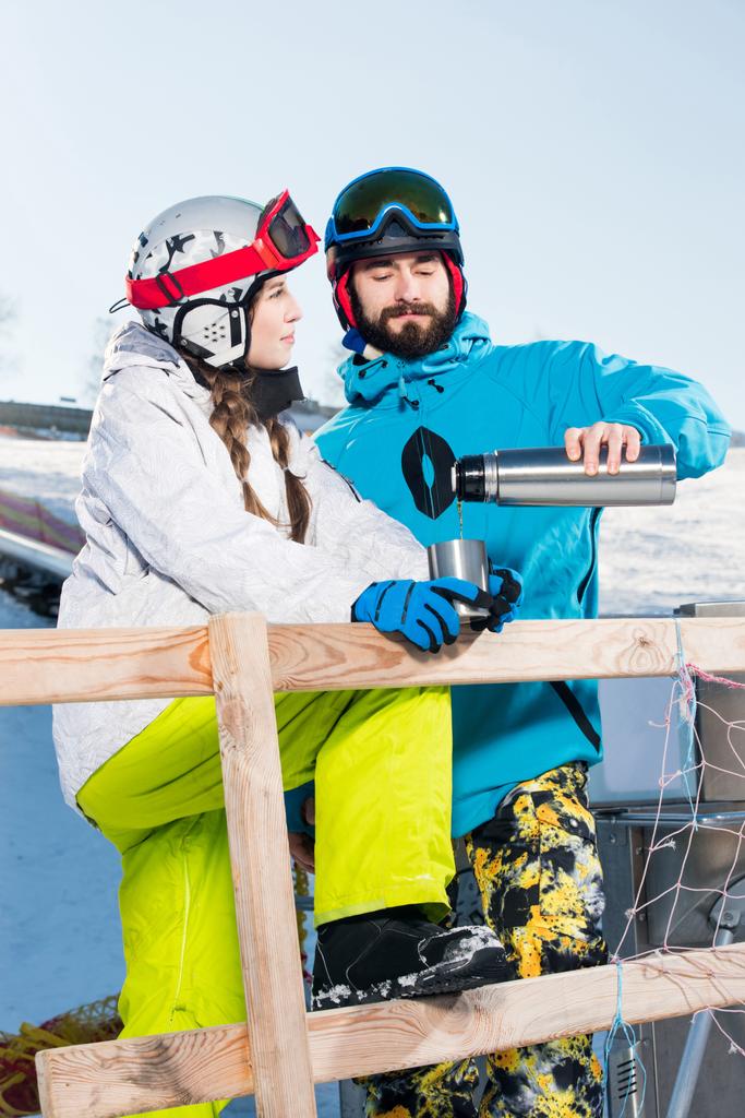 Çay içme snowboard  - Fotoğraf, Görsel